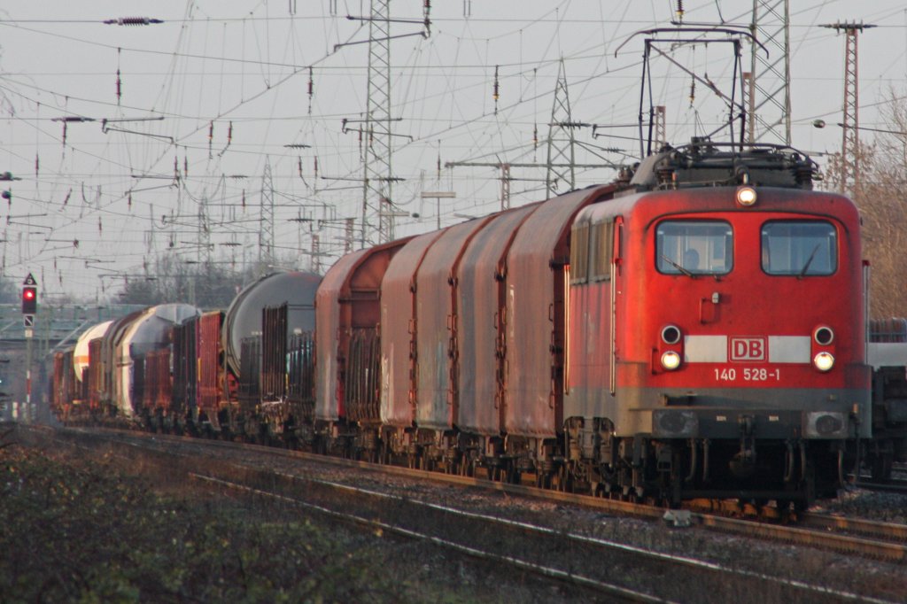 DB 140 528-1 zieht am 16.2.11 einen gemischten Gz durch Ratingen-Lintorf