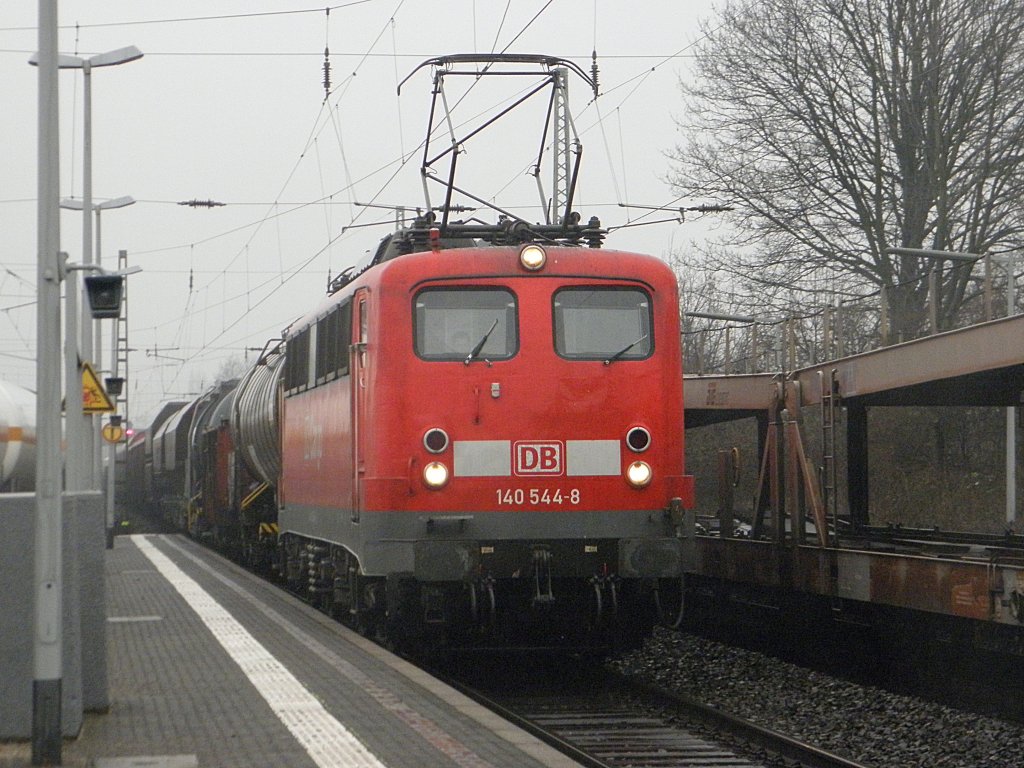 DB 140 544-8 mit Gterzug durch Beuel am 24.2.2011