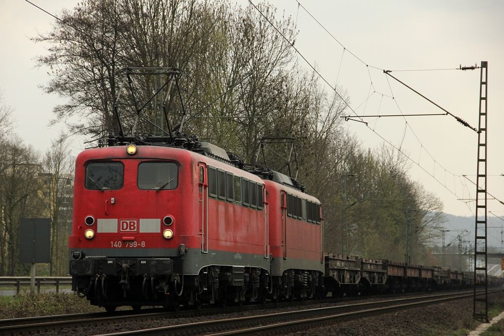 DB 140 799-8 mit DB 140 805-3 in Rhndorf am 29.3.2012 