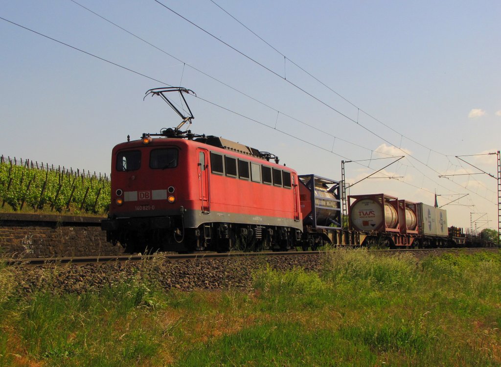 DB 140 821-0 mit dem FR 52162 von Mannheim Rbf nach Koblenz Ltzel Nord, bei Erbach (Rheingau); 13.05.2011