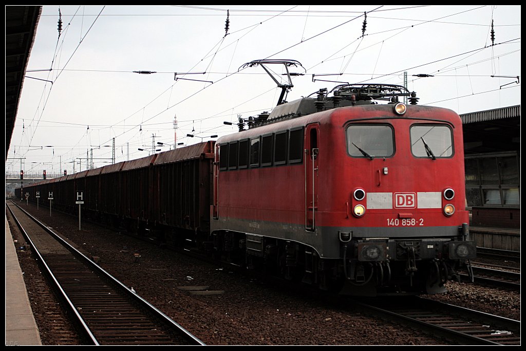DB 140 858-2 mit einem Zug Ealos-x-Wagen (gesehen Berlin Schnefeld Flughafen, 06.03.2010)