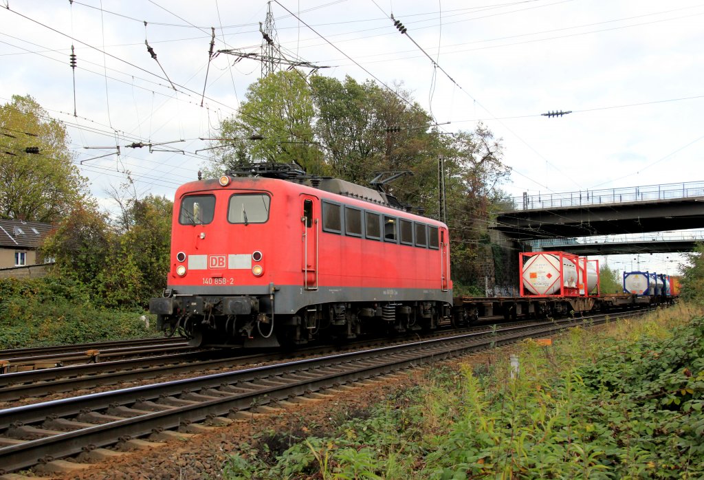 DB 140 858-2 mit Tankcontainerzug in Oberhausen Osterfeld, November 2012.