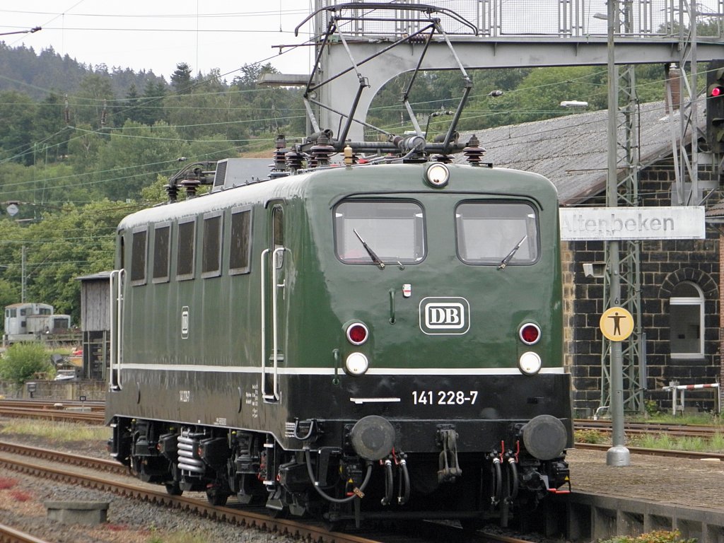 DB 141 228-7 in Altenbeken am 2.7.2011
