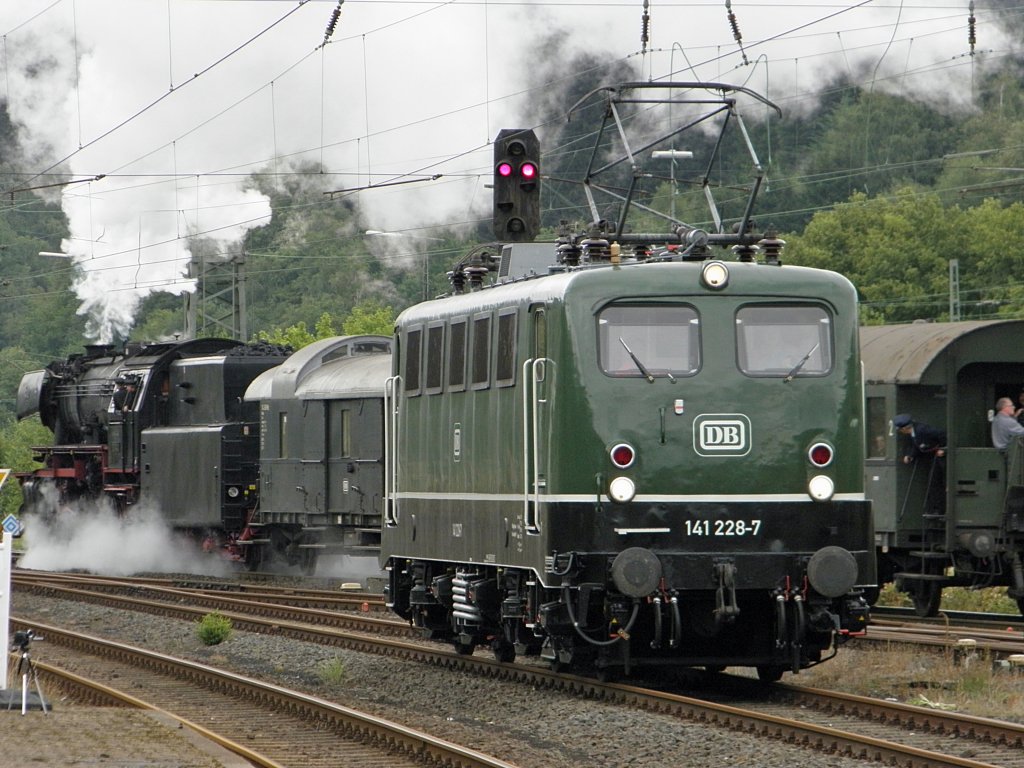 DB 141 228-7 mit 23 042 im Hintergrund in Altenbeken am 2.7.2011