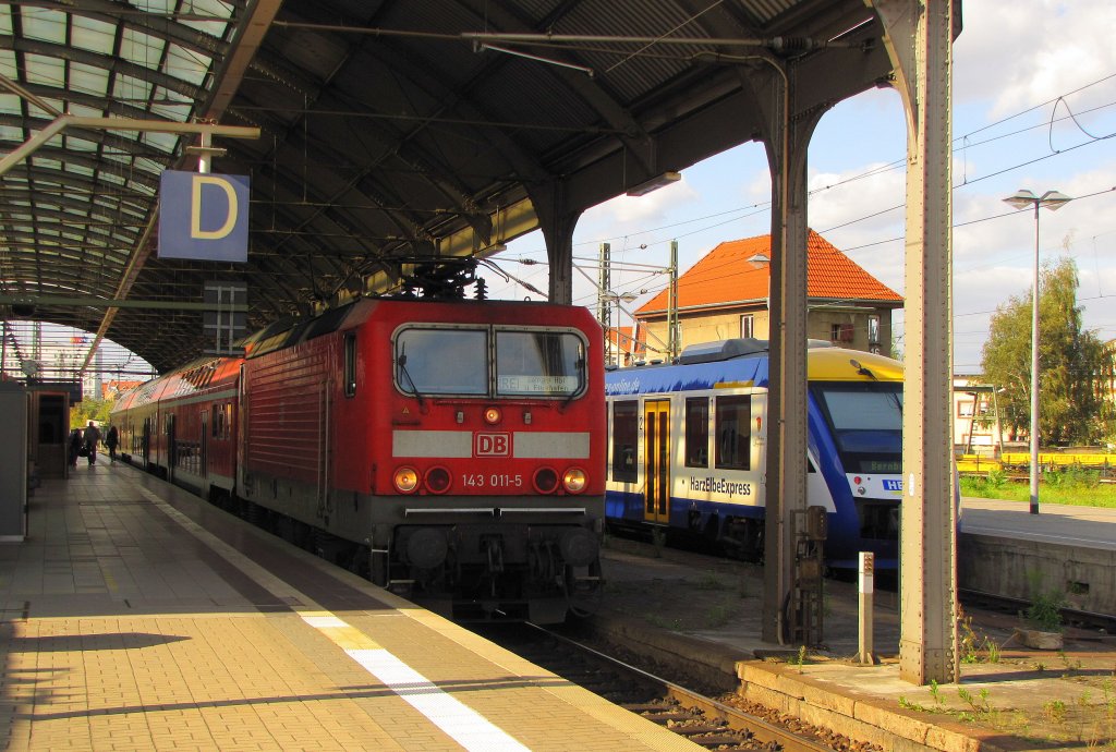 DB 143 011-5 mit dem RE 26027 nach Leipzig Hbf, in Halle (S) Hbf; 14.09.2011