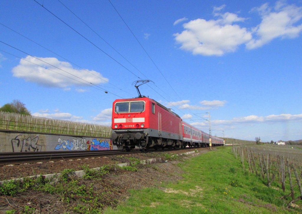 DB 143 019-8 mit der RB 15533 von Koblenz Hbf nach Wiesbaden Hbf, bei Hattenheim; 10.04.2010