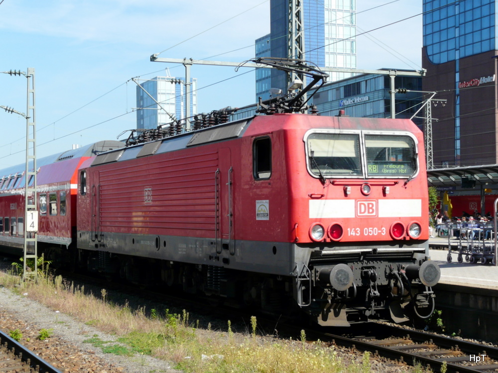 DB - 143 050-3 im Bahnhof von Freiburg i.B am 22.09.2010