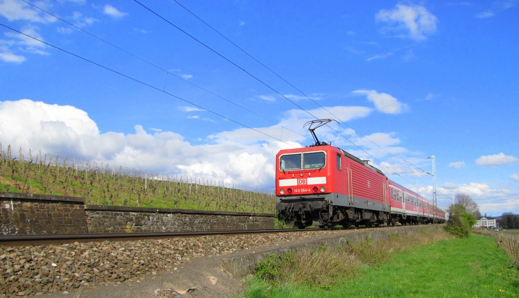DB 143 064-4 mit der RB 15533 von Koblenz Hbf nach Wiesbaden Hbf, bei Erbach (Rheingau); 11.04.2010