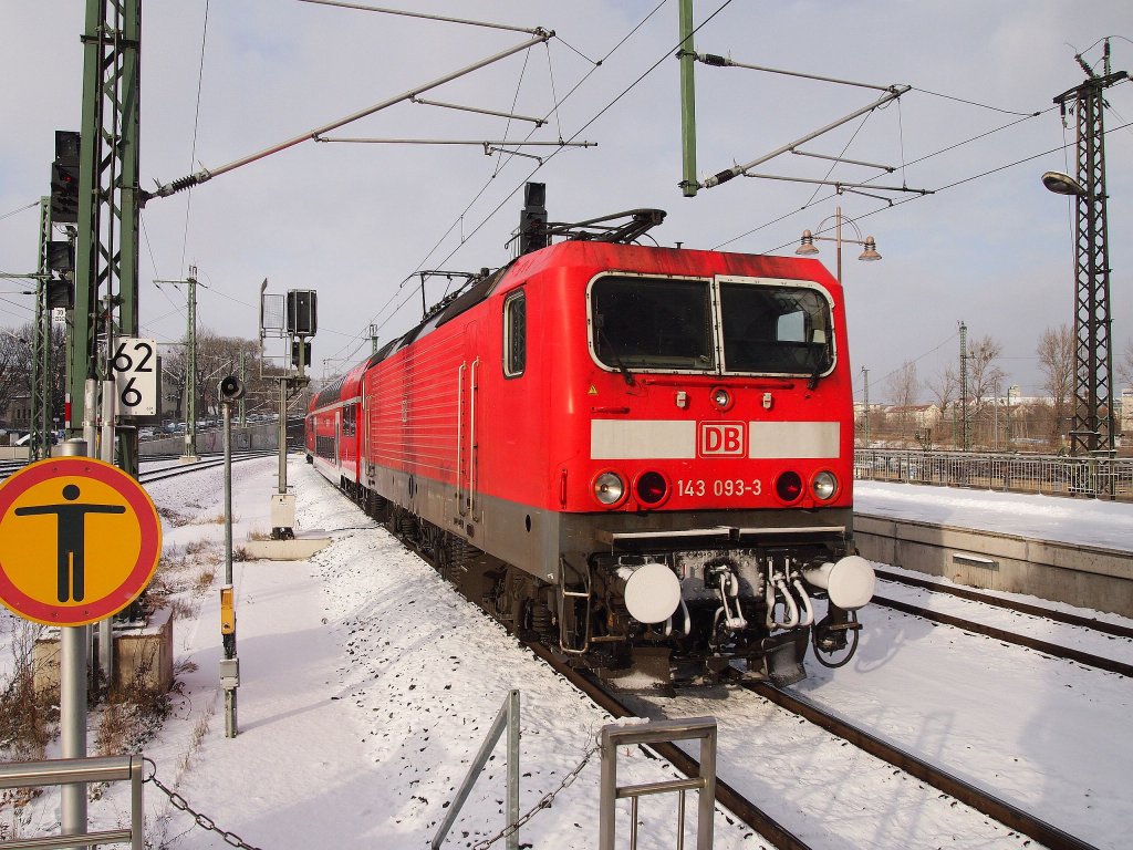 DB 143 093 auf dem Hauptbahnhof Dresden am 6.12.2012.