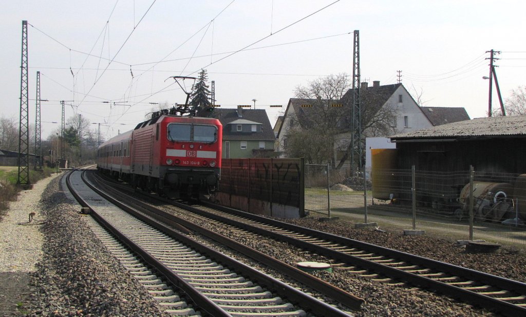 DB 143 104-8 mit dem RE 15419 von Koblenz Hbf nach Frankfurt (M) Hbf, in Erbach (Rheingau); 24.03.2010