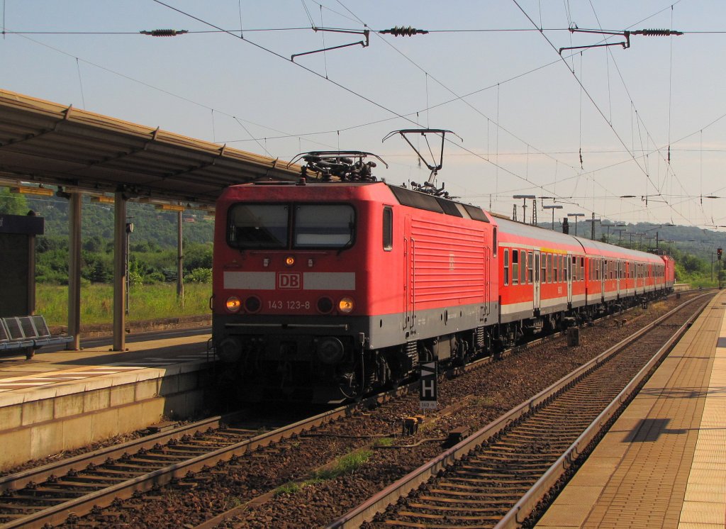 DB 143 123-8 mit der RB 16312 von Halle (S) Hbf nach Eisenach, in Naumburg (S) Hbf. Eigentlich wird die RB 20 seit Dezember 2010 mit Loks der BR 182 gefahren; 06.06.2011