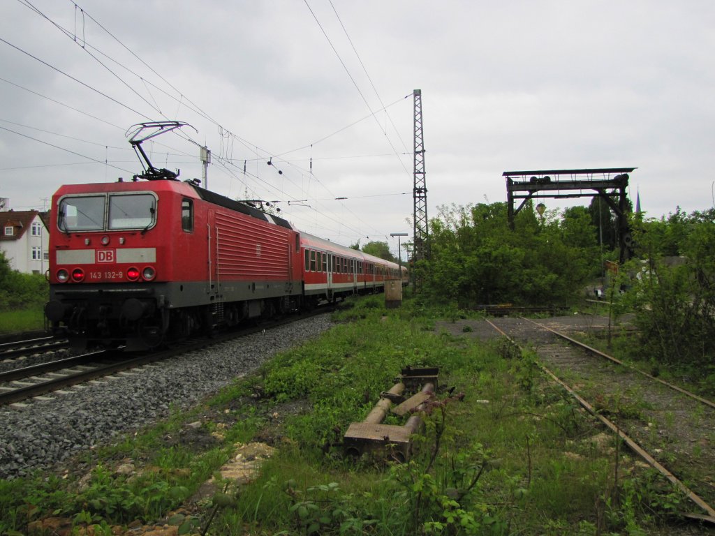 DB 143 132-9 mit dem RE 15419 von Koblenz Hbf nach Frankfurt (M) Hbf, in Wiesbaden-Biebrich; 13.05.2010