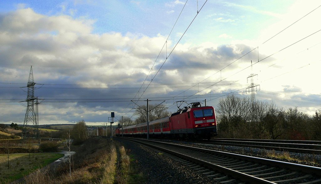 DB 143 137-8 + 143 929-8 am Zugende mit der RB 16310 von Halle (S) Hbf nach Eisenach, bei Neutdietendorf. Beide Maschinen sind am am Netz; 28.11.2009