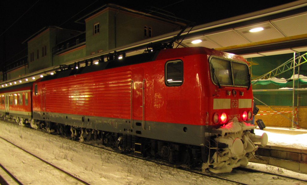 DB 143 137-8 mit der RB 16331 von Eisenach nach Halle (S) Hbf, in Naumburg (S) Hbf; 10.12.2010
