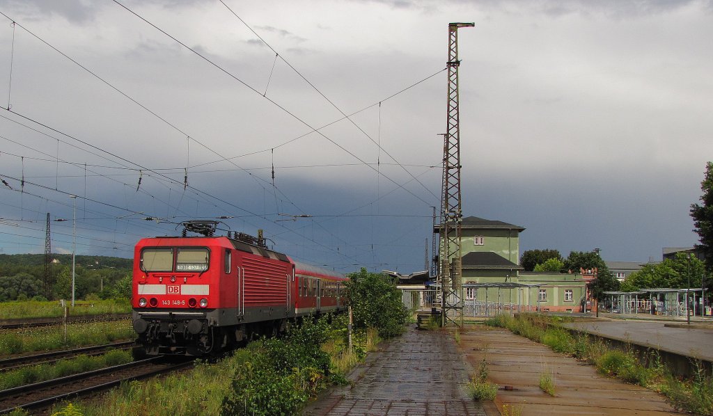 DB 143 148-5 als kalte Schlusslok an der als  Sandwich  verkehrende RB 16323 von Eisenach nach Halle (S) Hbf, in Naumburg (S) Hbf; 08.08.2011
