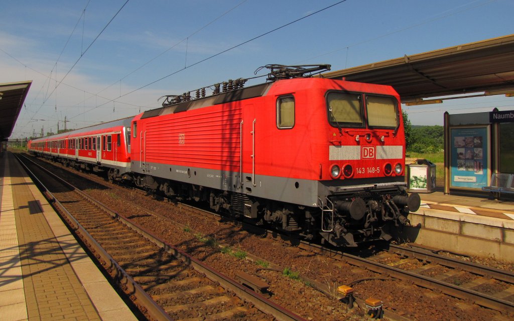 DB 143 148-5 als Wagenlok am Schluss der RB 16312 von Halle (S) Hbf nach Eisenach, in Naumburg (S) Hbf. Die Lok wurde vermutlich von Halle nach Erfurt berfhrt; 06.06.2011