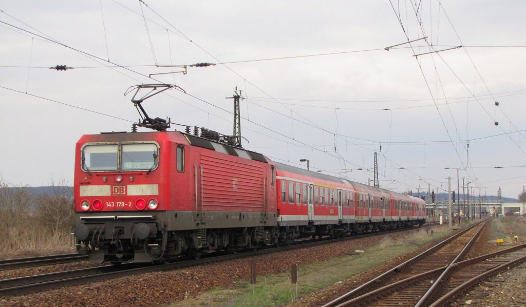 DB 143 178-2 mit der RB 16327 von Eisenach nach Halle (S) Hbf, bei der Einfahrt in Naumburg (S) Hbf; 05.04.2010