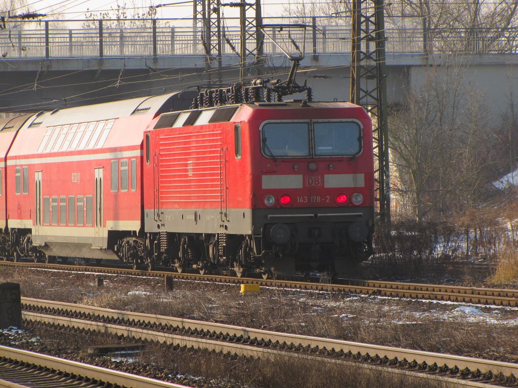 DB 143 178-2 mit der RB 16911 nach Saalfeld (Saale), bei der Ausfahrt in Naumburg (Saale) Hbf; 28.01.2011
