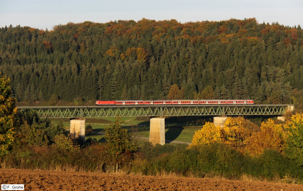 DB 143 253-3 vor RB 32124 Plattling - Neumarkt, KBS 880 Nrnberg - Passau, fotografiert auf der Laaberbrcke bei Deining am 10.10.2008 --> Diese Zuggarnitur ist bereits seit einiger Zeit nicht mehr auf der KBS 880 anzutreffen. 