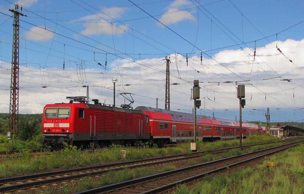 DB 143 291-3 mit der RB 16913 nach Saalfeld, bei der Ausfahrt in Naumburg (S) Hbf; 08.08.2011