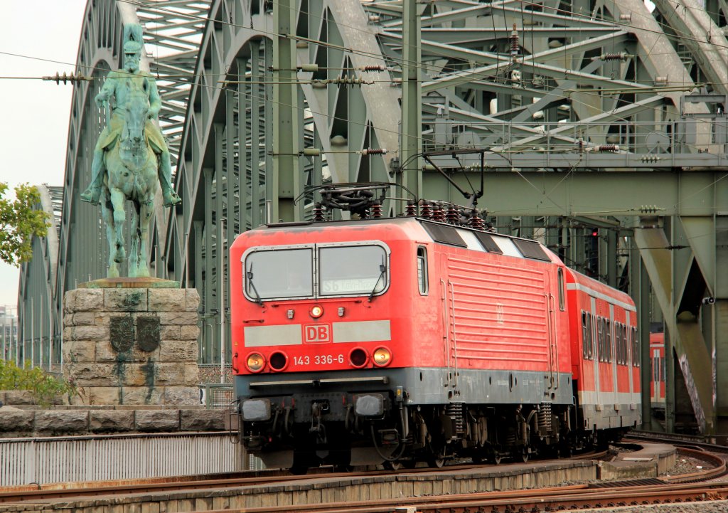 DB 143 336-6 mit S6 bei der Einfahrt in K�ln Hbf, August 2012.
