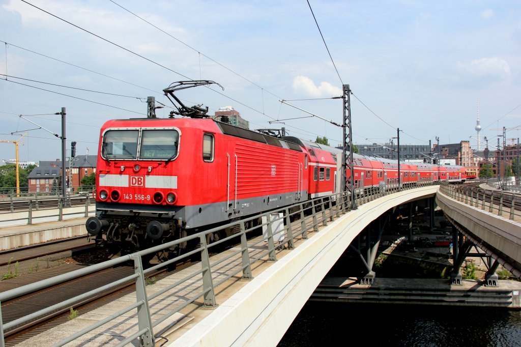 DB 143 556-9 mit RE7 bei der Ausfahrt in Berlin Hbf, August 2012.
