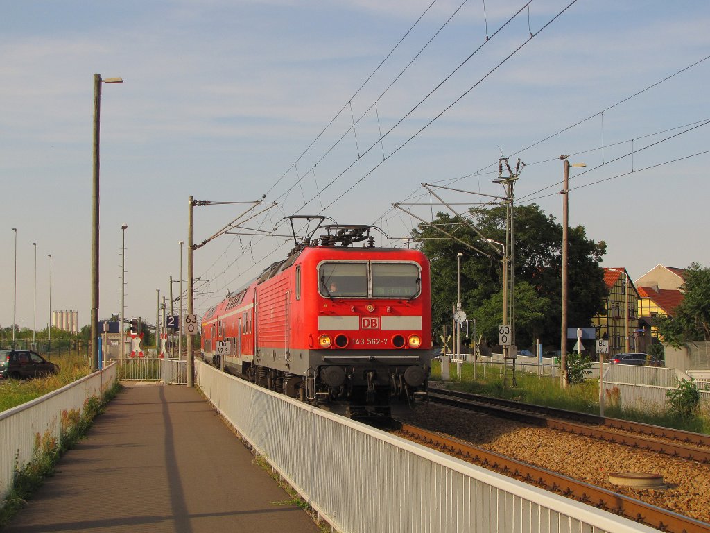 DB 143 562-7 mit der RB 16521 von Sangerhausen nach Erfurt Hbf, am 14.08.2012 in Erfurt Ost.