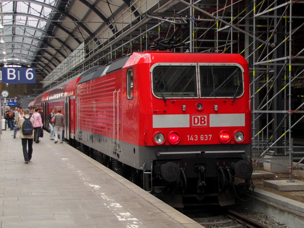 DB 143 637 mit der RB 15706 aus Aschaffenburg Hbf, am 18.07.2012 in Wiesbaden Hbf.