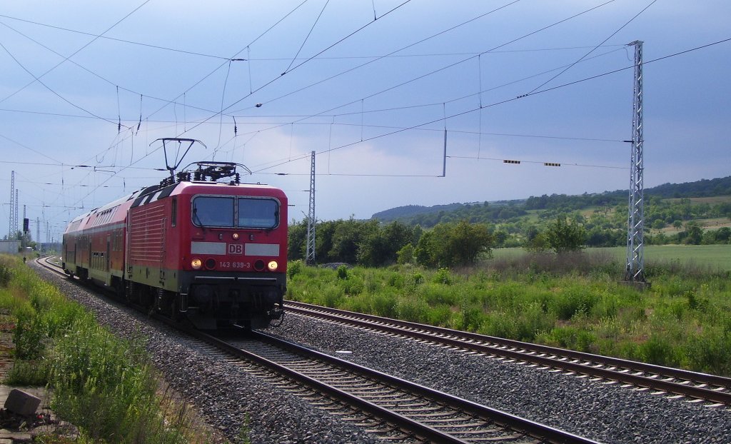 DB 143 639-3 mit der RB 26205 von Nordhausen nach Sangerhausen, in Wallhausen (Helme); 10.06.2011