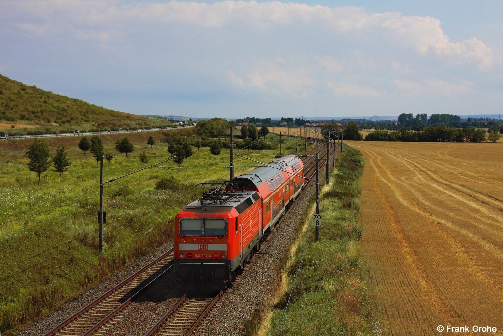 DB 143 807-6 schiebt RB 26183 Nordhausen - Halle, KBS 590 Nordhausen - Halle, fotografiert in der Goldenen Aue bei Bennungen am 03.08.2012