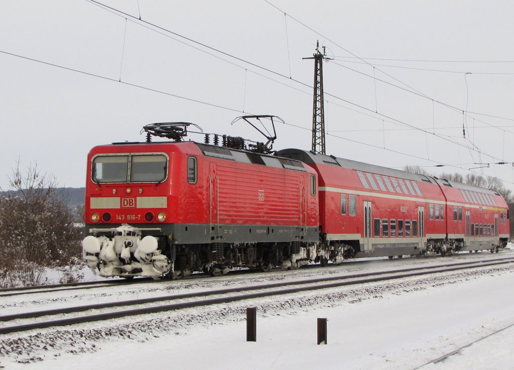 DB 143 816-7 mit der RB 16911 nach Lichtenfels, am 10.12.2010 bei der Ausfahrt in Naumburg (S) Hbf.
