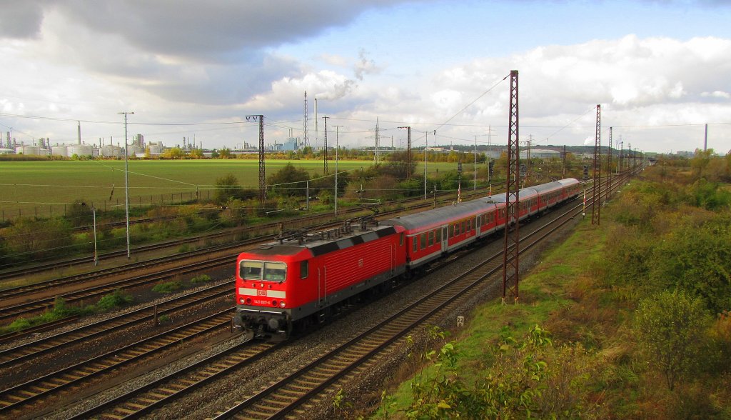 DB 143 817-5 mit der RB 16322 von Halle (S) Hbf nach Eisenach, bei Grokorbetha; 25.10.2010