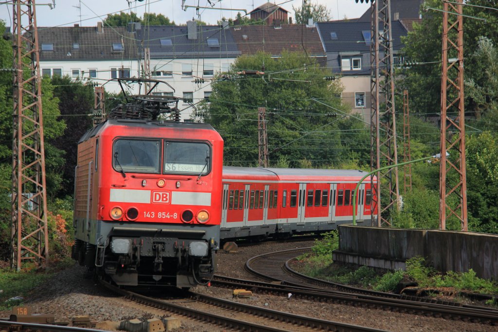 DB 143 854-8 mit S6 bei der Einfahrt in Essen Hbf, August 2012.