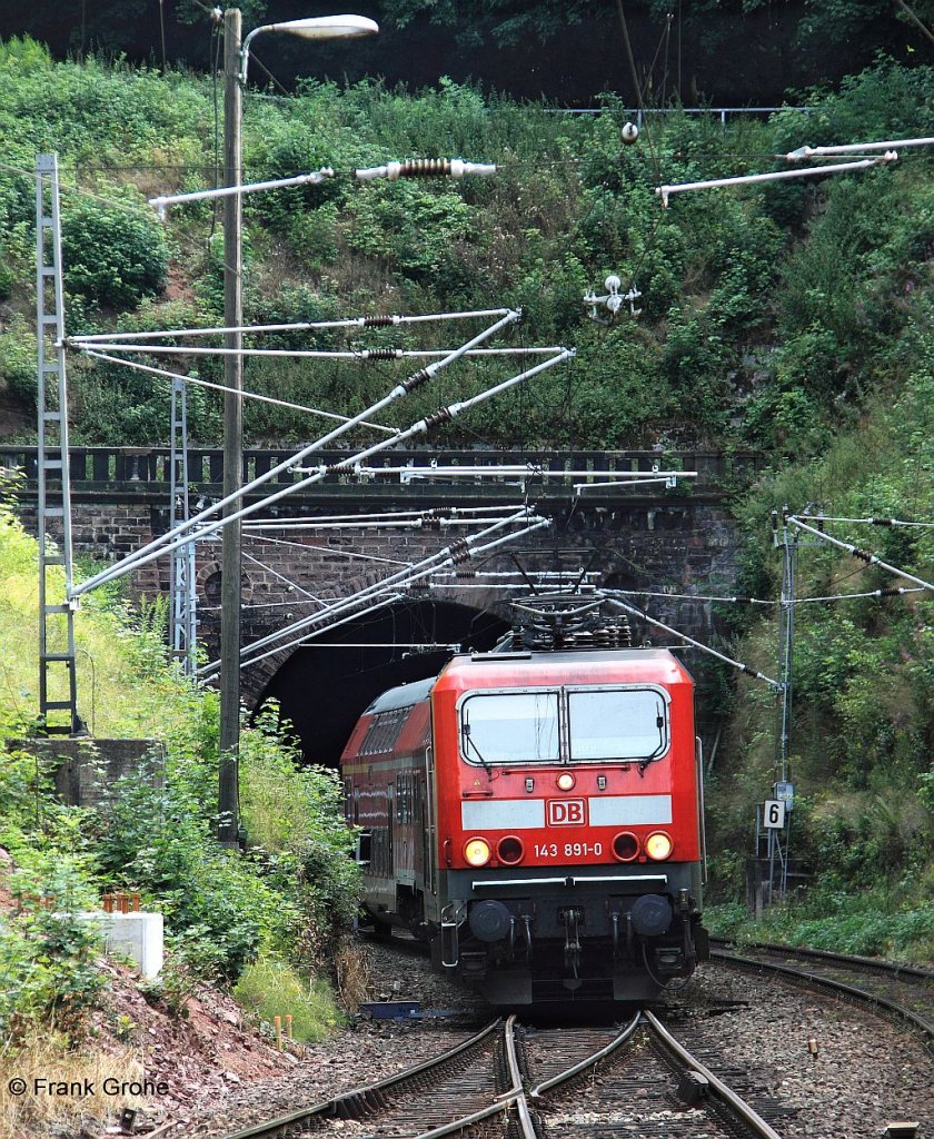 DB 143 891-0 vor RE 4658 Halle - Nordhausen verlsst gerade den Blankenheimer Tunnel Richtung Sangerhausen, KBS 590 Halle - Nordhausen, fotografiert bei der Durchfahrt Bhf. Blankenheim am 03.08.2012 