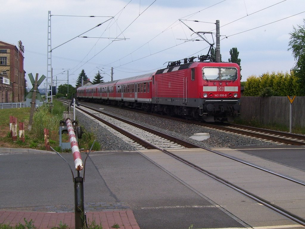 DB 143 896-9 mit dem RE 4681 von Nordhausen nach Halle (Saale) Hbf, in Wallhausen (Helme); 10.06.2011