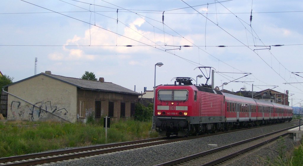 DB 143 896-9 mit dem RE 4676 von Halle (S) Hbf nach Nordhausen, in Wallhausen (Helme); 10.06.2011