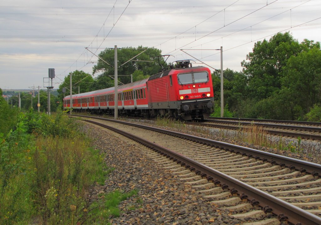 DB 143 940-5 mit der RB 16310 von Halle (S) Hbf nach Neudietendorf, bei Ingersleben; 04.09.2010