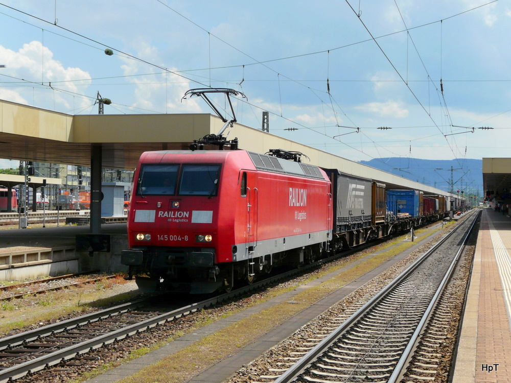 DB - 145 004-8 mit Gterzug im Bahnhof Basel Bad. am 19.05.2011