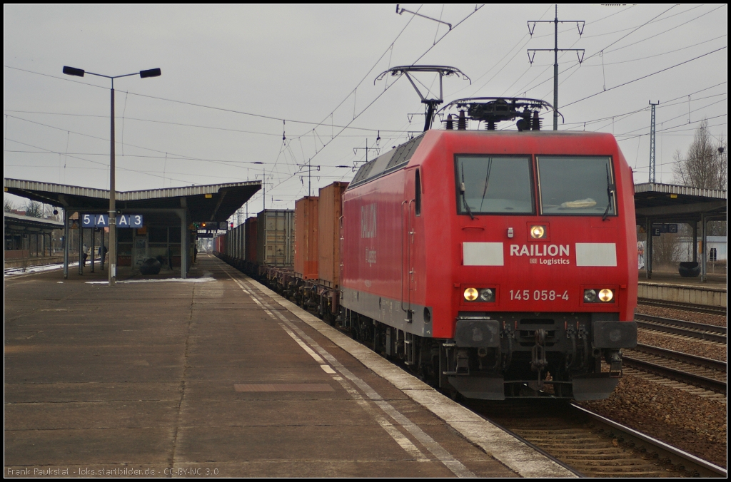 DB 145 058 macht sich nach dem Halt zum Tf-Wechsel in Berlin Schnefeld Flughafen am 03.04.2013 wieder auf den Weg