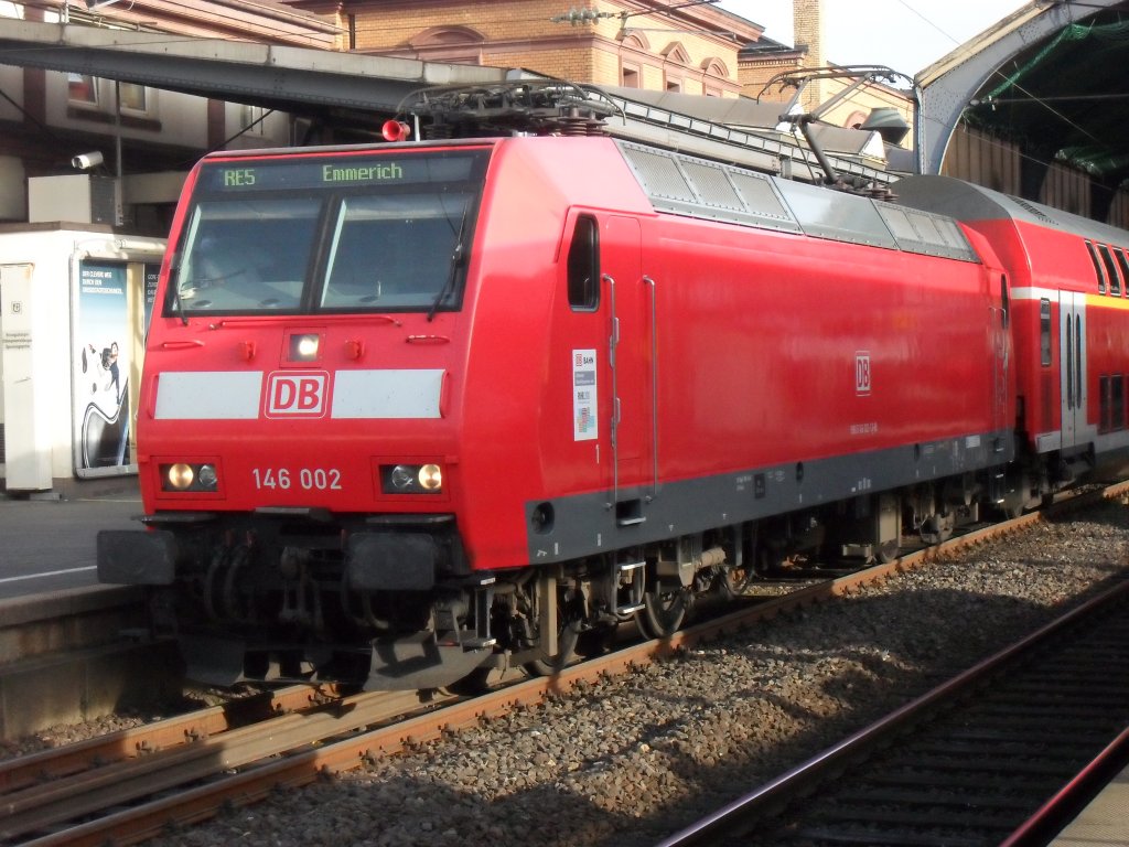 DB 146 002 mit dem RE5 richtung Kln Hbf in Bonn am 28.10.10