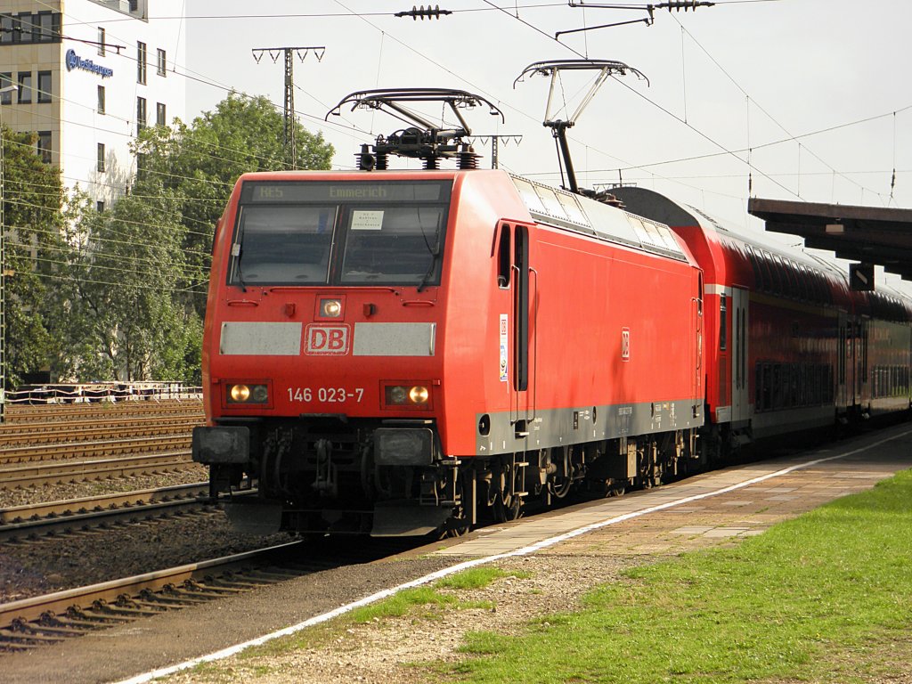 DB 146 023-7 bei einem ausserplanmigen halt mit technischen Problemen in Kln West am 5.8.2011