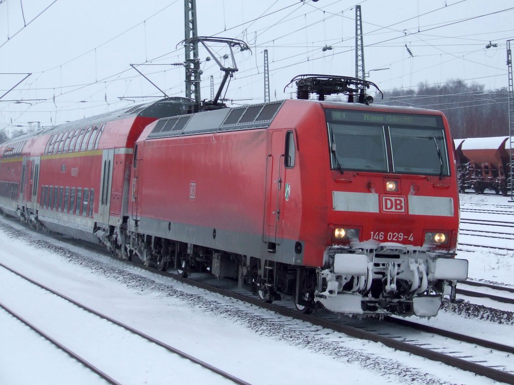 DB 146 029 zieht einen RE 1 nach Hamm (Westf.) am Hp Bochum-Ehrenfeld vorbei. (03.01.2010)