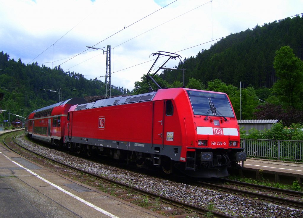 DB 146 236-5 mit dem RE 5184 von Kreuzlingen (CH) nach Karlsruhe Hbf, in Triberg; 20.06.2010