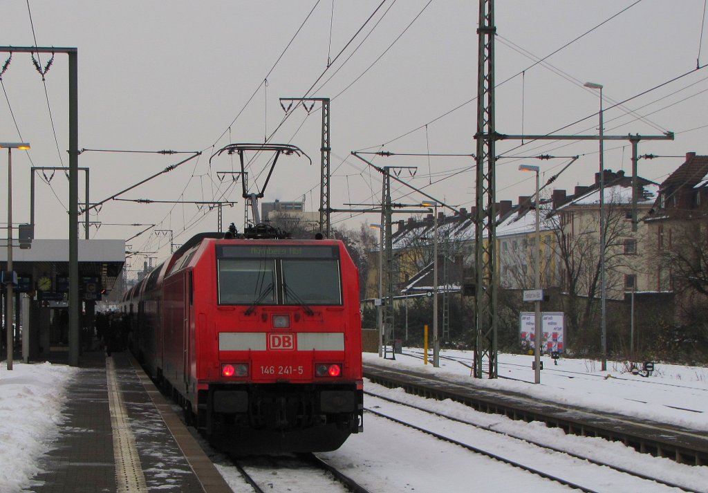 DB 146 241-5 mit dem RE 4617 von Frankfurt (M) Hbf nach Nrnberg Hbf, in Frankfurt (M) Sd; 22.12.2010