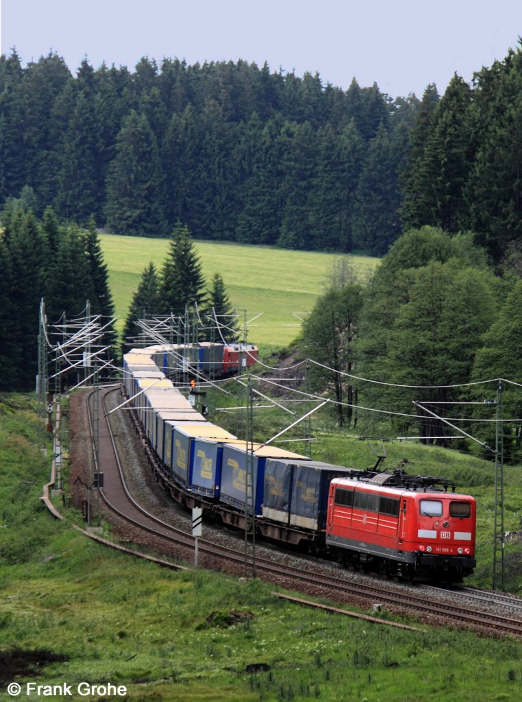DB 151 006-4 schiebt Ganzzug LKW Walter die Frankenwaldrampe hinauf, KBS 840 Lichtenfels - Saalfeld, Frankenwaldbahn, fotografiert bei Steinbach am 30.05.2012 --> Zuglok ist Railion 152 116-0