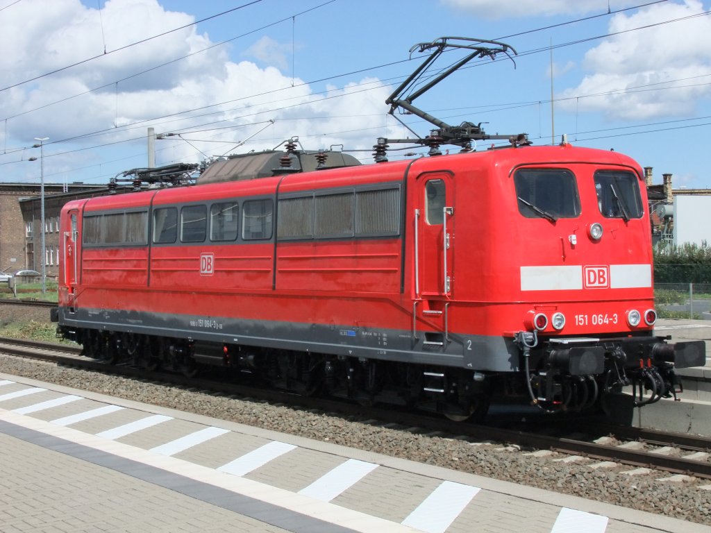 DB 151 064-3 glnzt mit neuem Lack im Sonnenschein des 8.8.2011 im Bitterfelder Bahnhhof. Wohl aus dem AW Dessau kommend setzte sie ihre Probefahrt nach kurzem Stopp in entgegengesetzter Richtung fort.