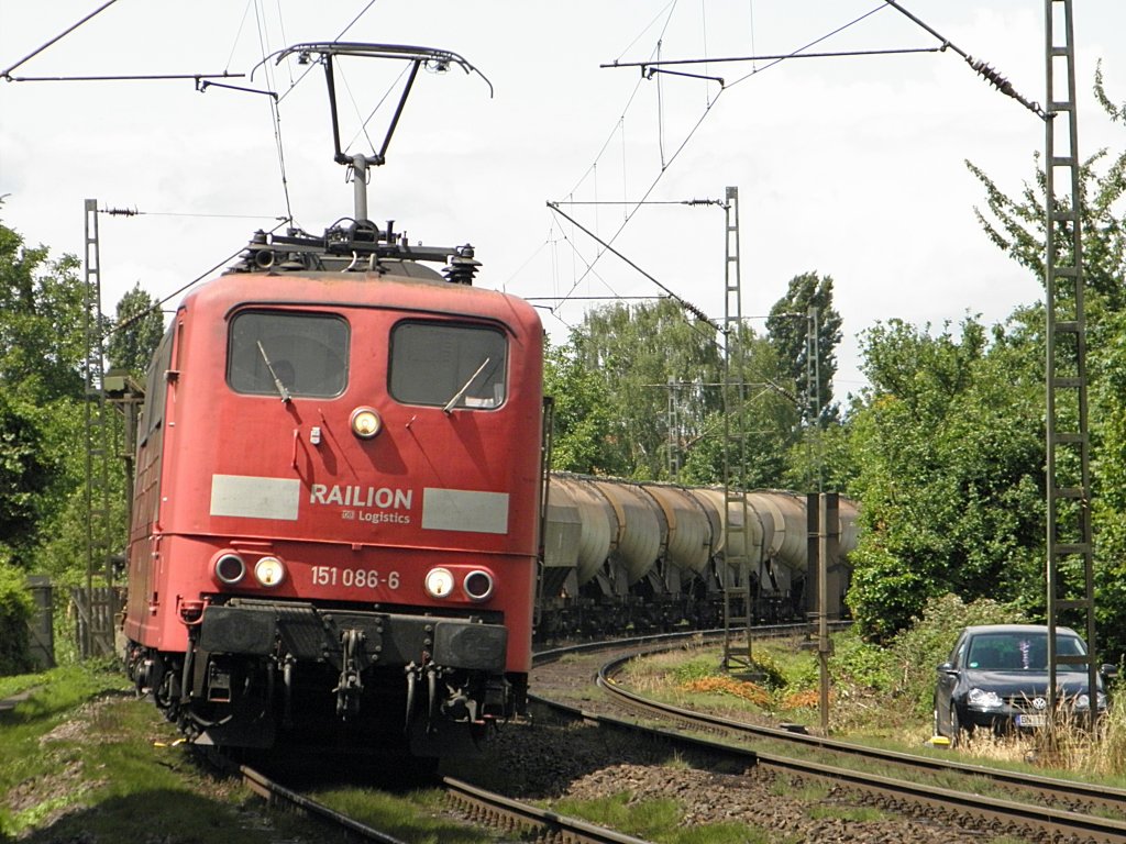 DB 151 086-6 in Limperich am 18.6.2011