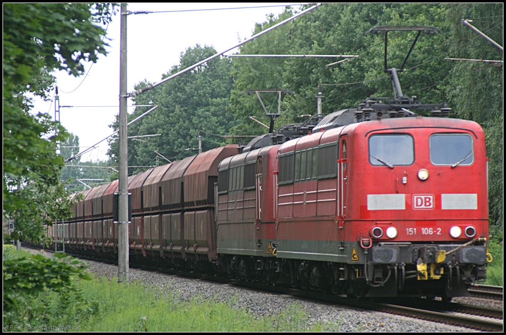 DB 151 106-2 mit einer Schwesterlok und dem Kohlependel unterwegs (gesehen Erkner 05.08.2010)