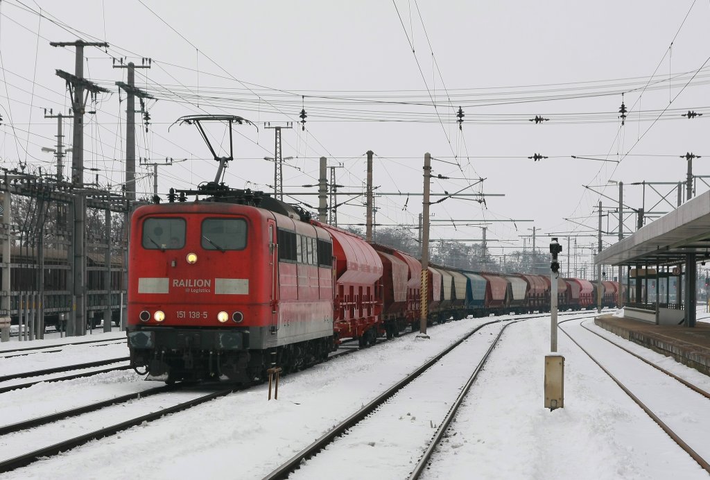 DB 151 138 mit Gterzug 45910 auf dem Weg nach Passau. Aufgenommen am 14. Februar 2010 im Bahnhof Wels.