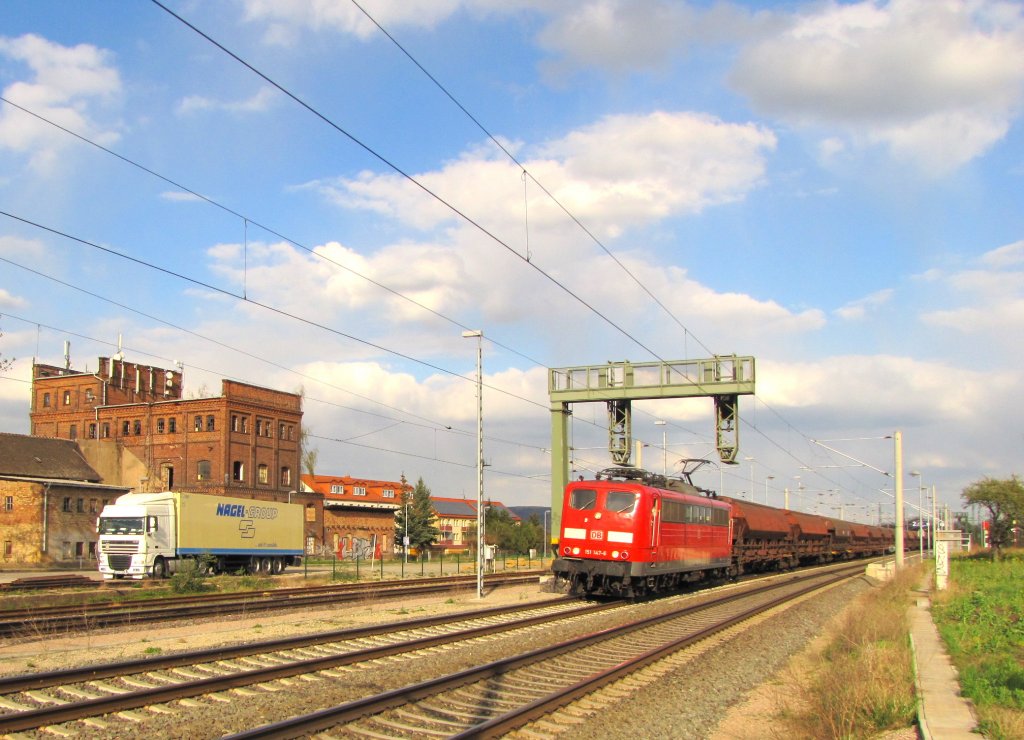 DB 151 147-6 mit einem Schttgutwagenganzzug Richtung Erfurt, am 16.04.2012 in Erfurt-Vieselbach.